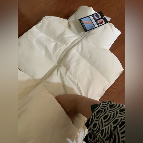 NWT Women’s Cream Puffer Vest Size: M - Picture 4 of 7